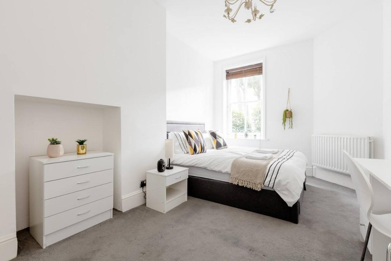 Spacious Apt In Central *
